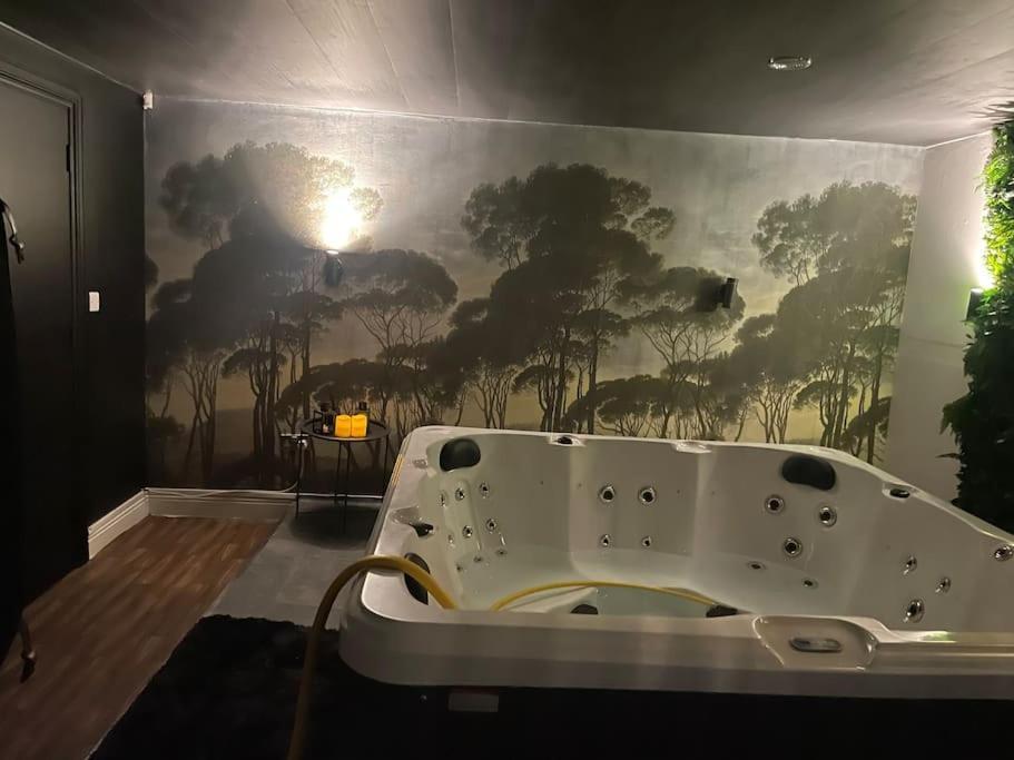 The Exclusive Jacuzzi Apartment Birmingham Exterior foto